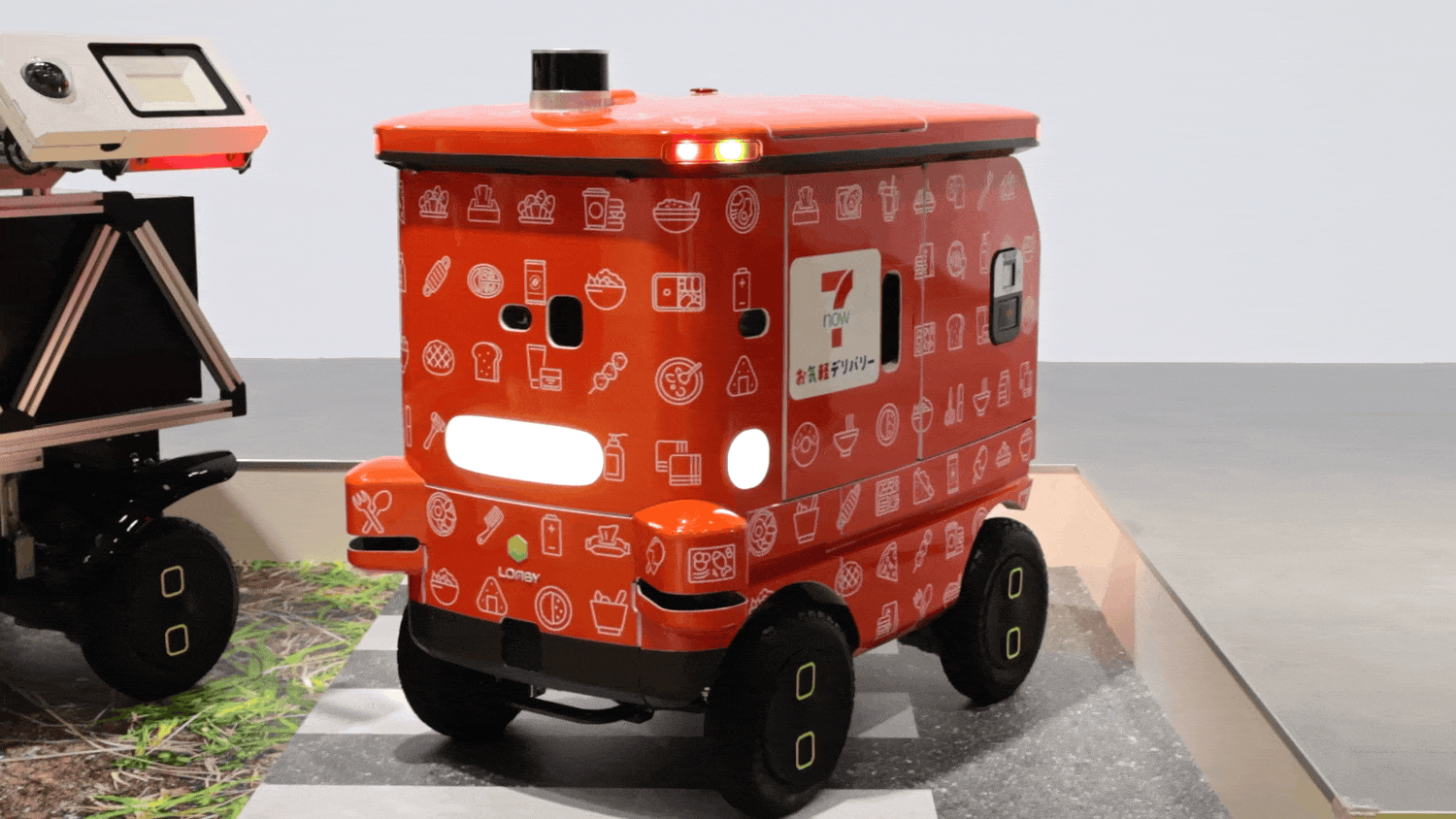 公道を走って商品配送。スズキの「お仕事ロボット 