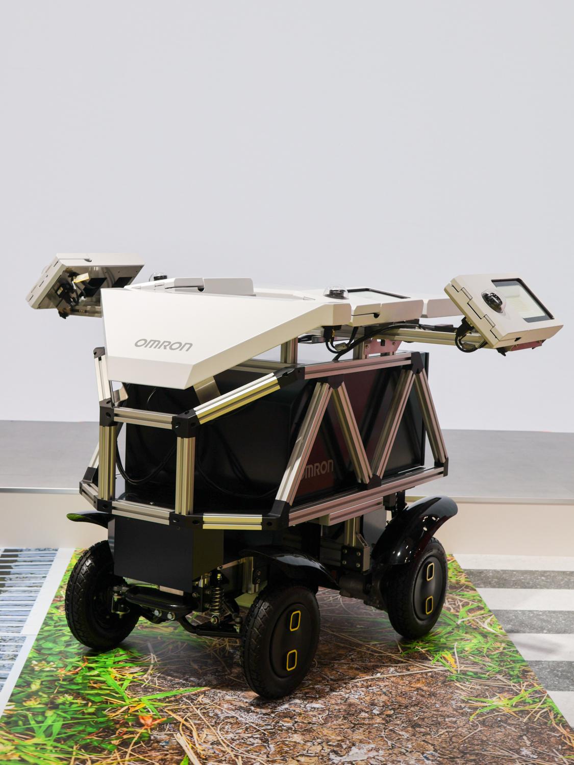 公道を走って商品配送。スズキの「お仕事ロボット