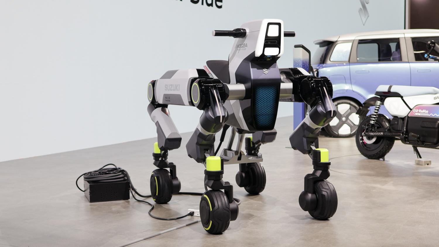 公道を走って商品配送。スズキの「お仕事ロボット