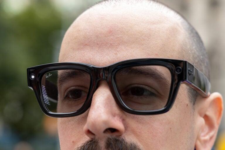 指先の動きで操作できる、Metaの新型AIスマートグラス | ギズモード