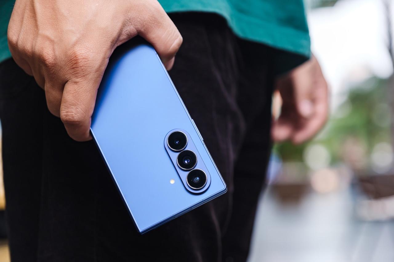 Samsungの三つ折りスマホを閉じる映像公開。この薄さ、感動かも