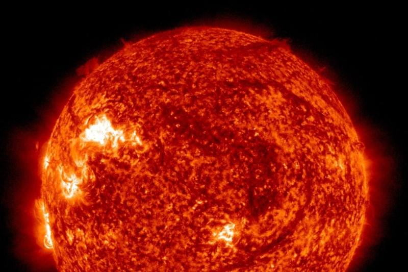 太陽の赤点 活発期真っただ中の太陽。南米周辺で通信障害も | ギズモード・ジャパン