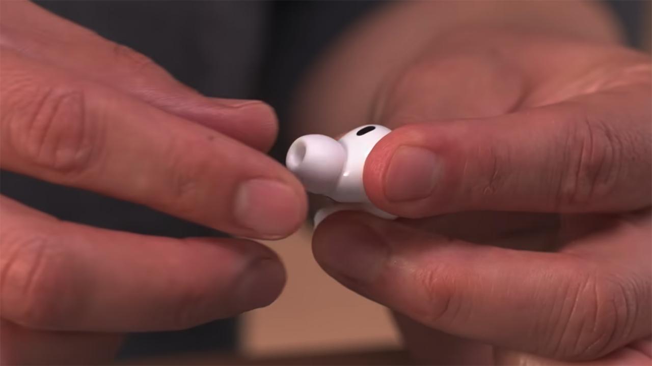 グッと引っ張って大丈夫。Apple公式が案内するAirPods Proのイヤー