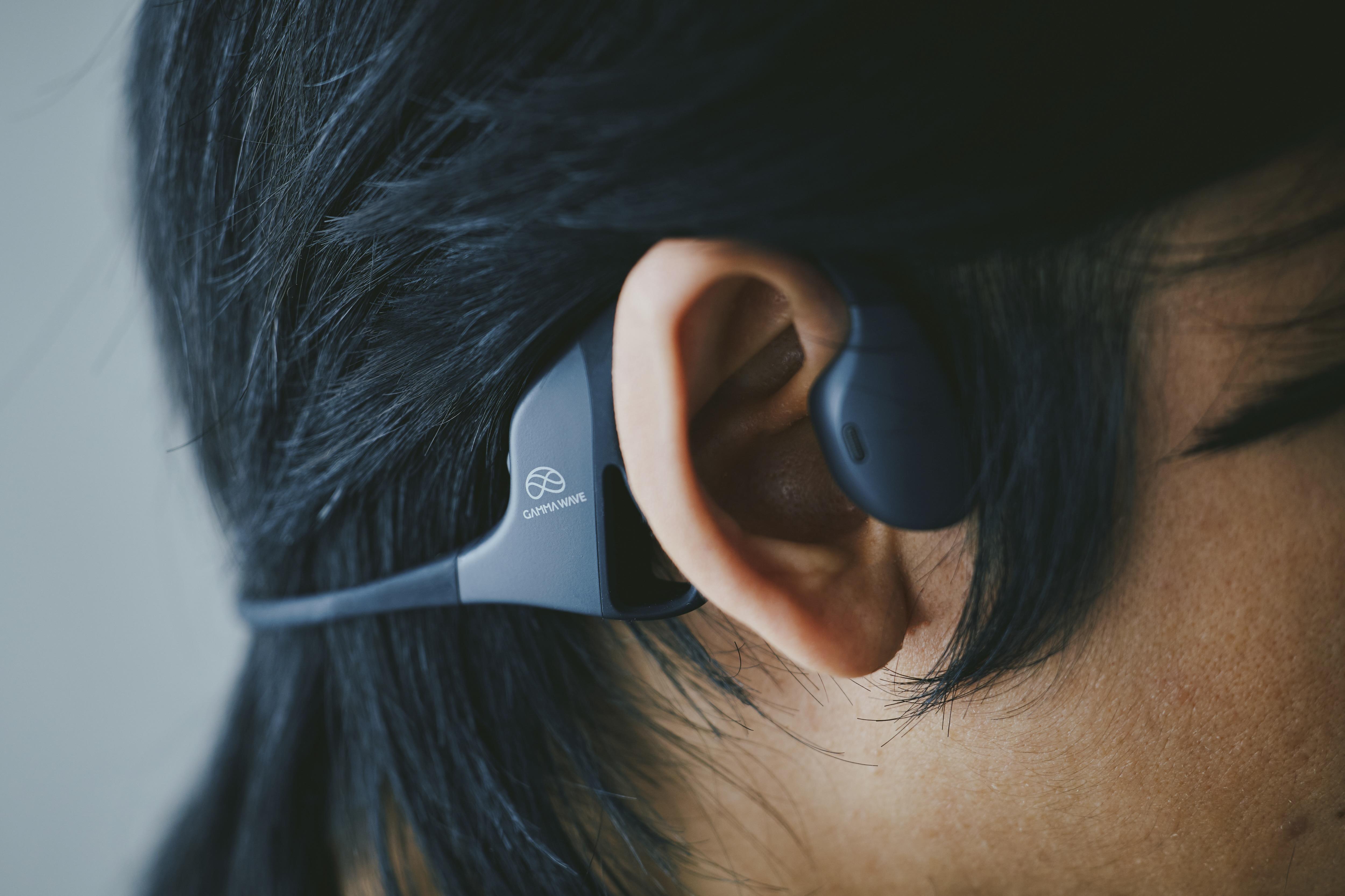 このごろ流行りの耳を塞がないイヤホン、波動のチカラで進化する