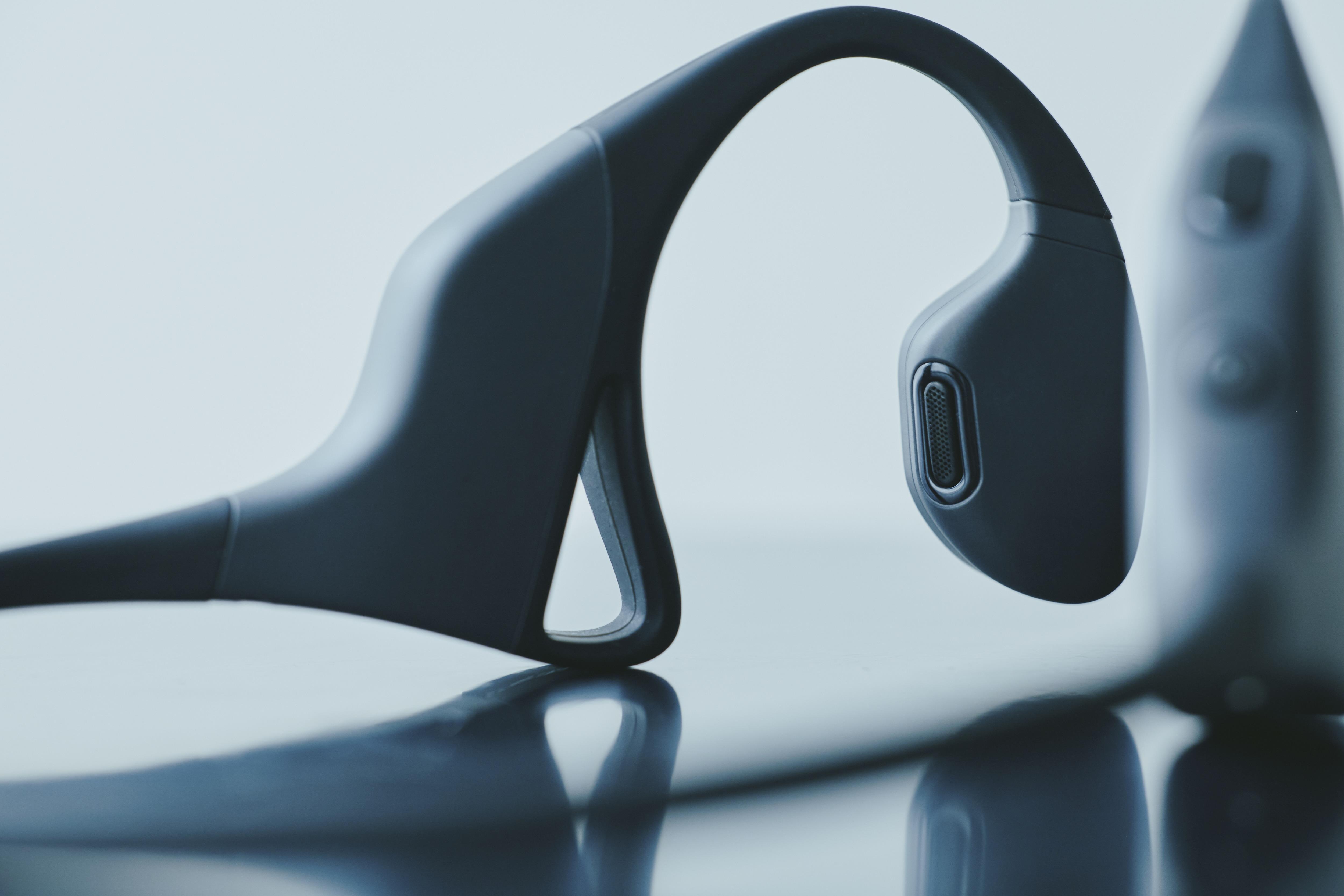 このごろ流行りの耳を塞がないイヤホン、波動のチカラで進化する