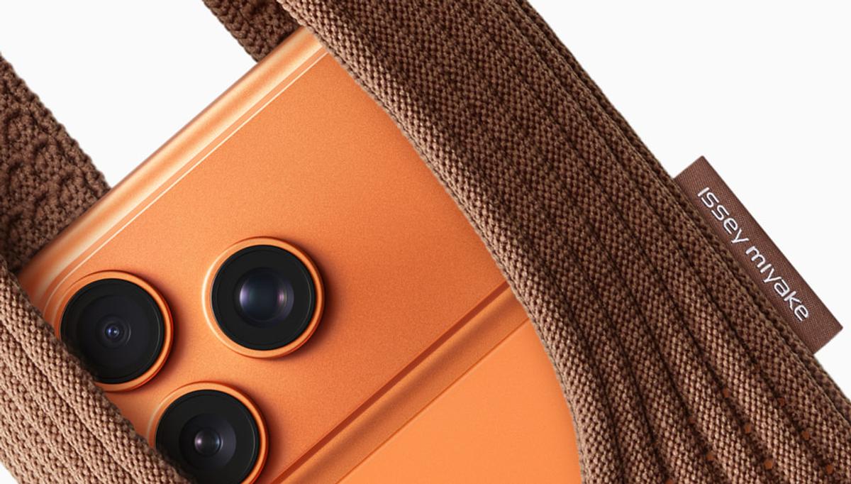 Apple-iPhone-Pocket-and-ISSEY- 