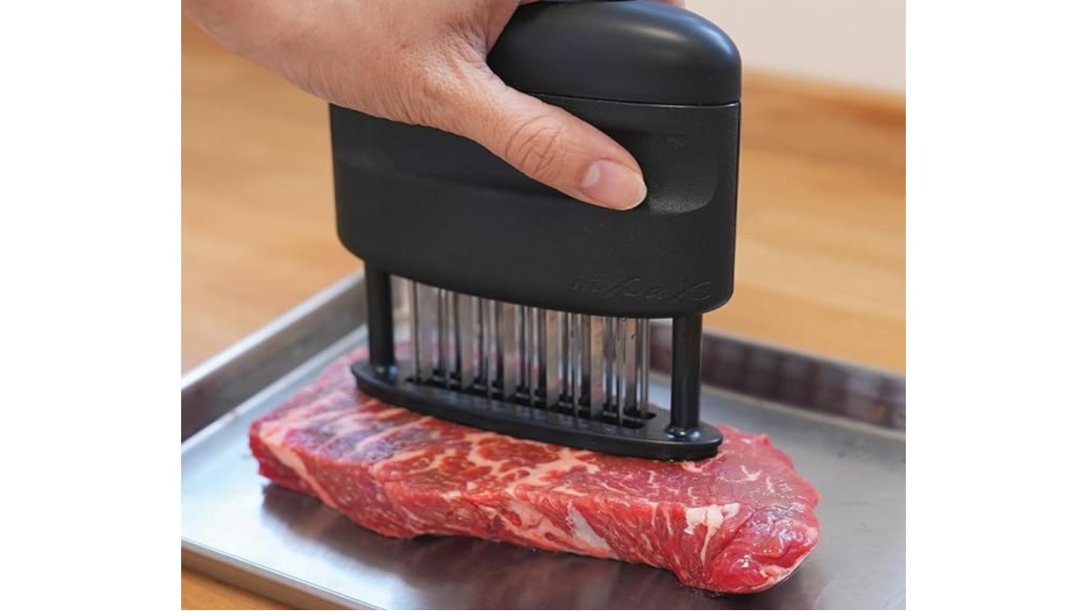 まだ肉、叩いてる？ スーパーの特売肉を「押すだけ」で柔らかくする方法