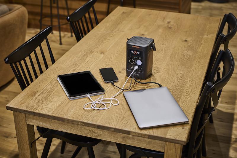 PCもスマホもまとめて給電。Jackery「300D」で外出先の充電不安を