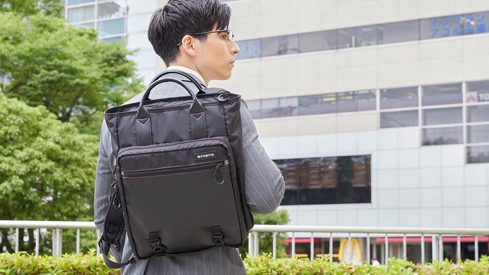 荷物が下に溜まらないギミックで軽く感じられる。収納力も機能性も抜群なビジネスバッグ