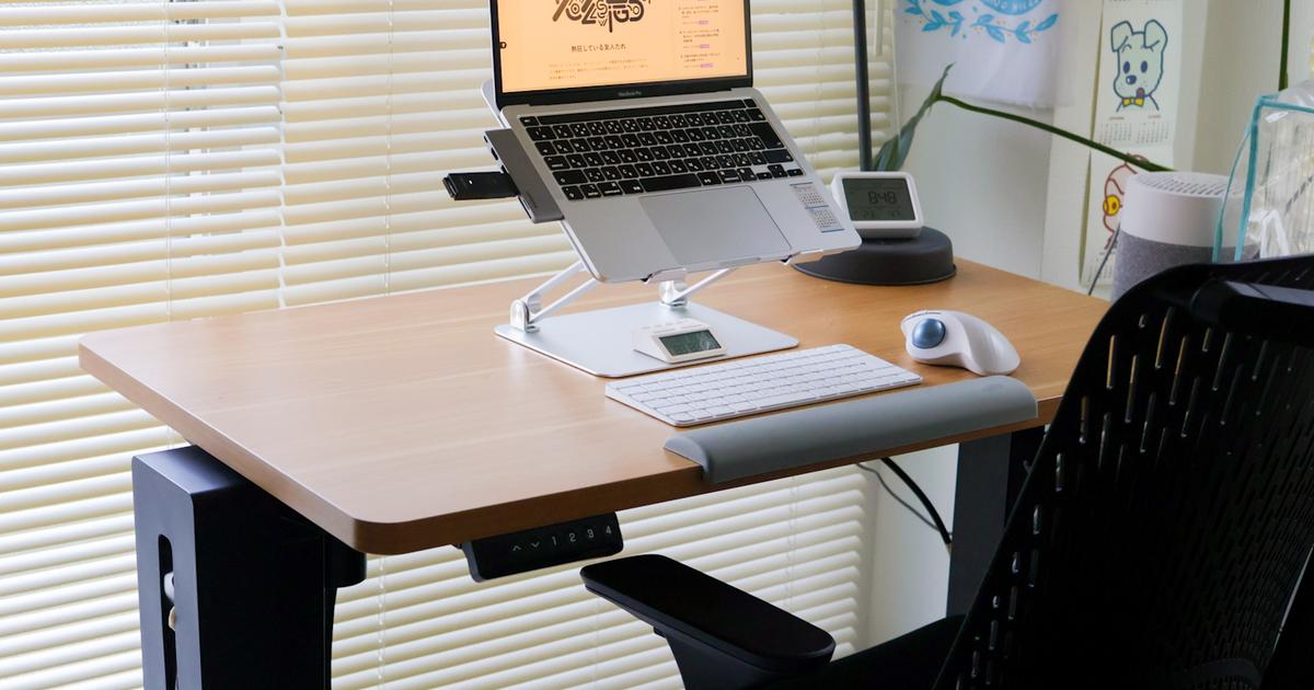 FlexiSpotの昇降デスク導入から約1年。机に向かうのが楽になった