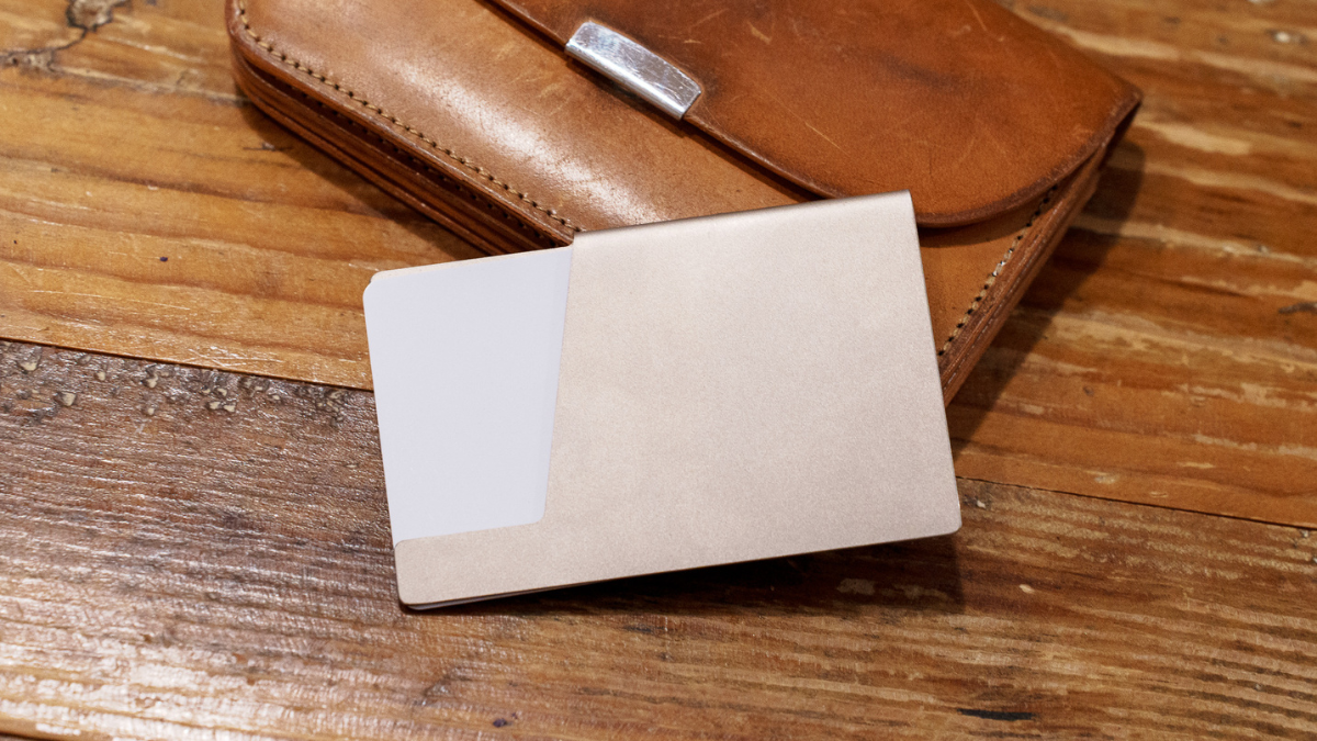 薄くて、軽くて、美しい。燕三条生まれのチタン製カードケースが、お守りのような存在になってくれました