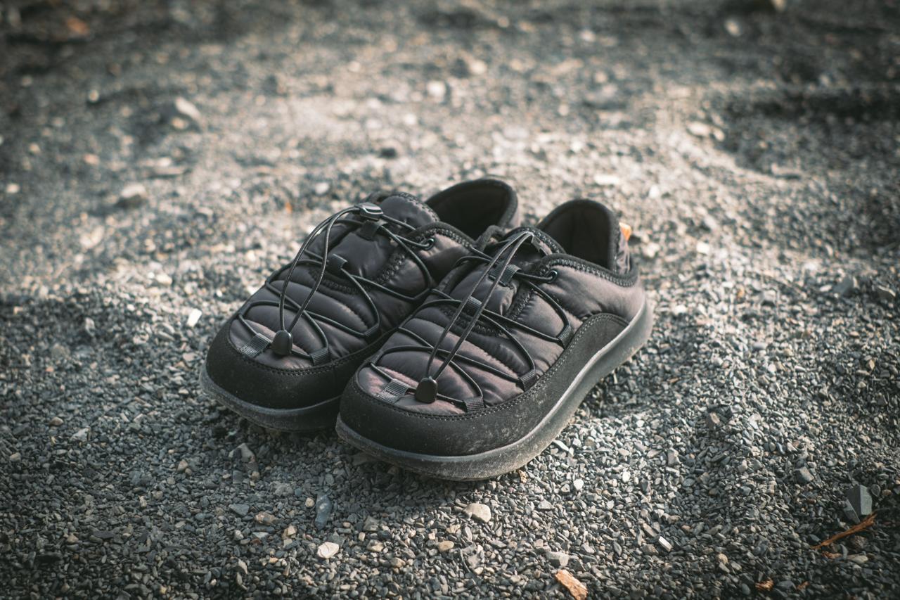 束ねて持ち運ぶ冬用リカバリーサンダル。1週間履き倒したら、手放せなくなった