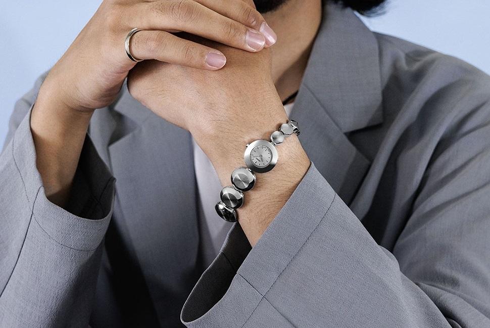 ゆったりしたフィット感が新鮮。ジェンダーレスなブレスレットタイプの腕時計
