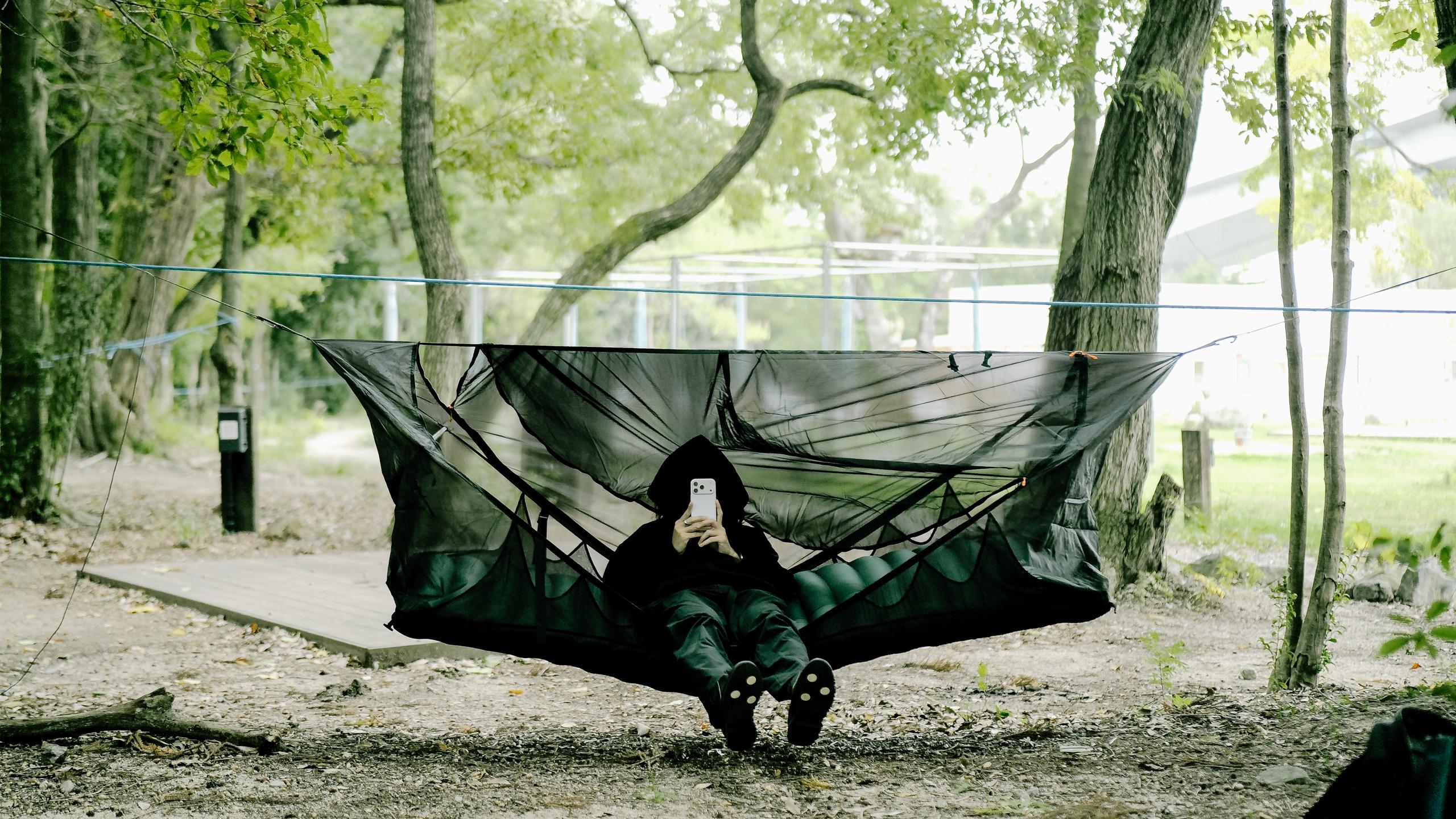 リクライニングもできる軽量フラットな空中テント。しっかり寝落ちできる快適性でした