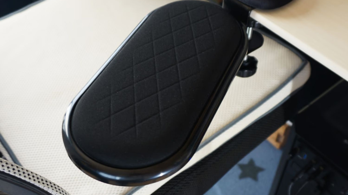 【デスクワーク革命】アームレスト「デスク側」につけるだけで、肩こりが変わるってよ