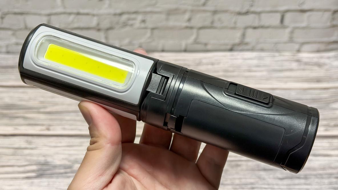 停電の不安を550円で解消。ダイソーの2WAYライトは暗闇で頼りになるヤツ