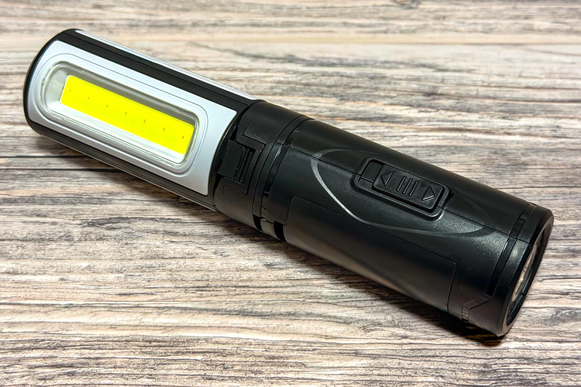 停電の不安を550円で解消。ダイソーの2WAYライトは暗闇で頼りになる