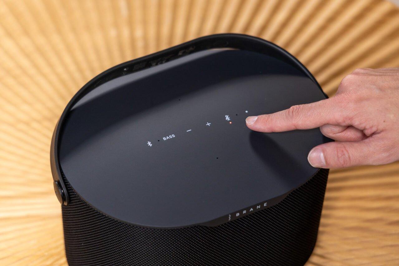 とにかく低音を重視したい人向け。サブウーファー搭載のポータブル