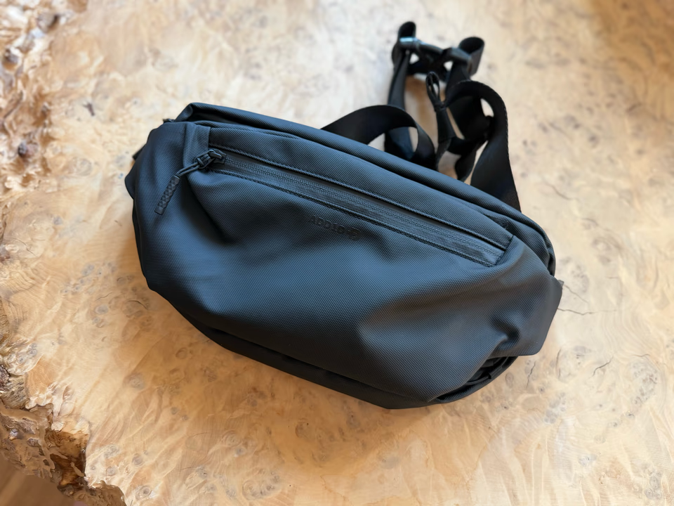 こう見えてPCも収納できます。“薄く見せて、たっぷり入る”ギャップが面白いスリングバッグ