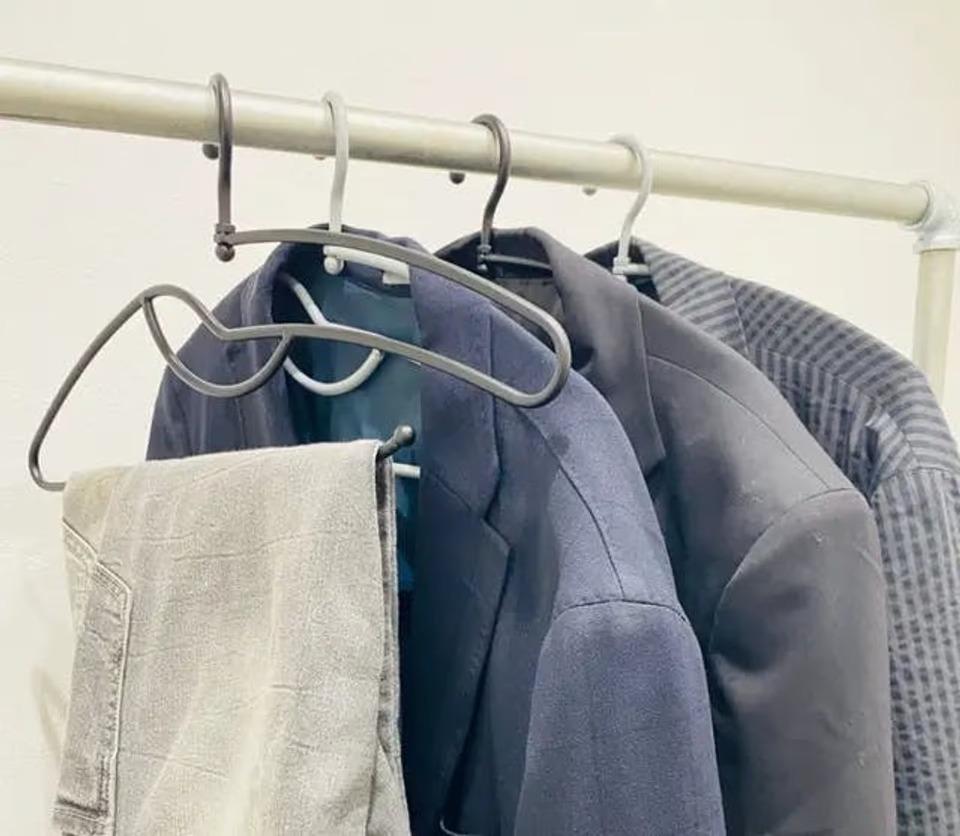 このハンガーで約80%の省スペースが叶う。クローゼットが服でパンパンな人は必見