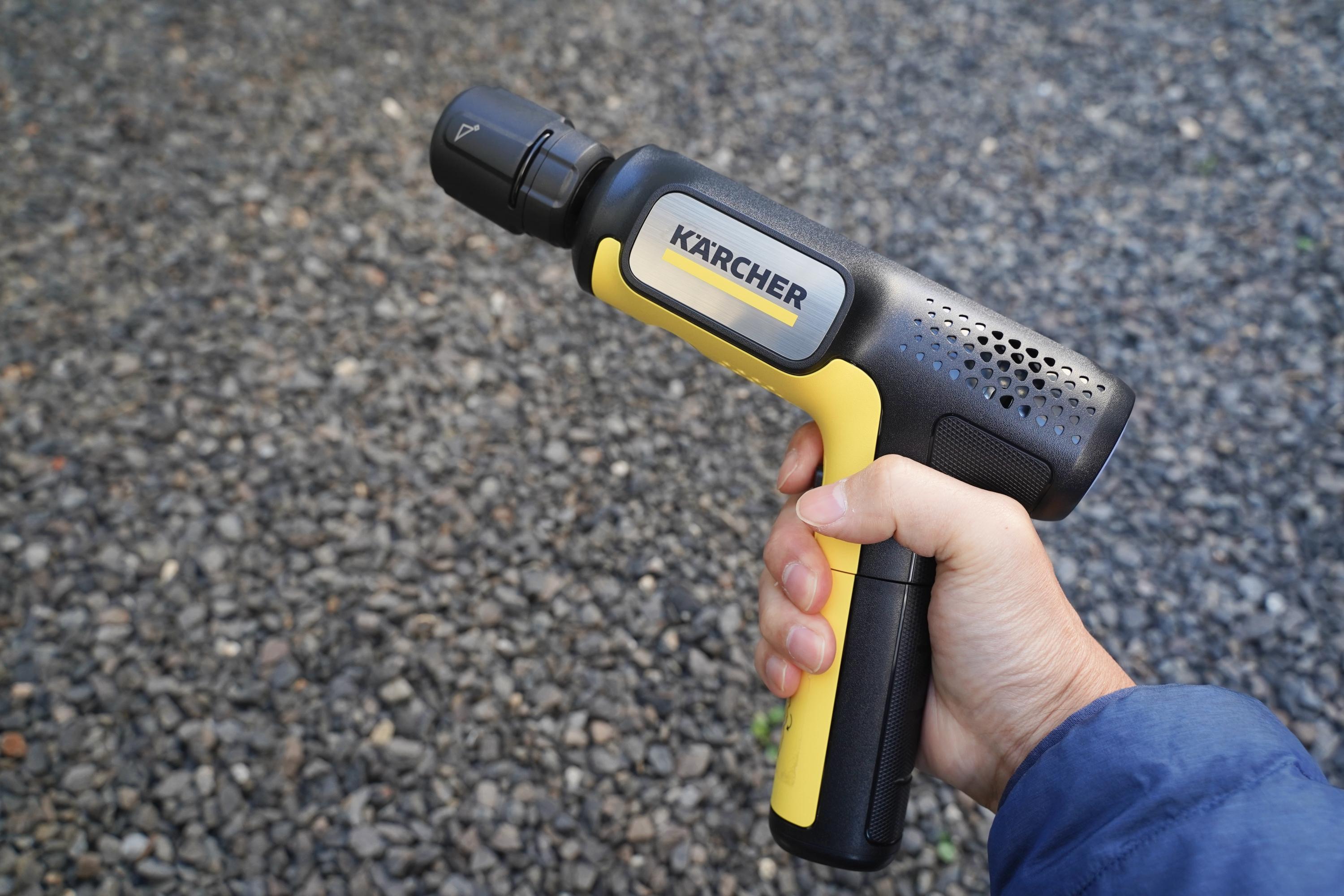 もはや生産的な水遊び。「小さすぎケルヒャー」で掃除が楽しいんだ