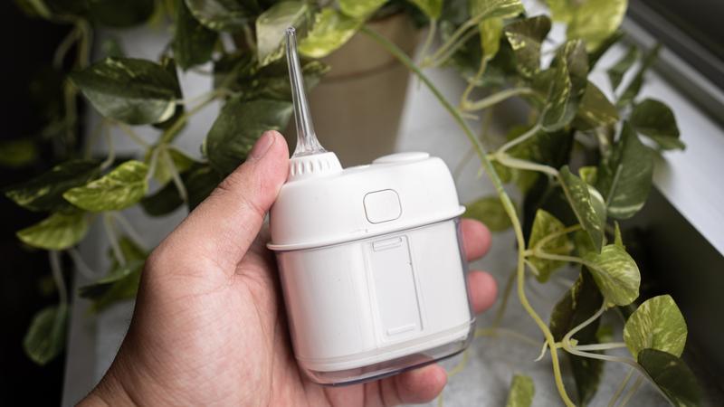 ポケットに入るミニウォーターフロッサー。強力水流でどこでも本格