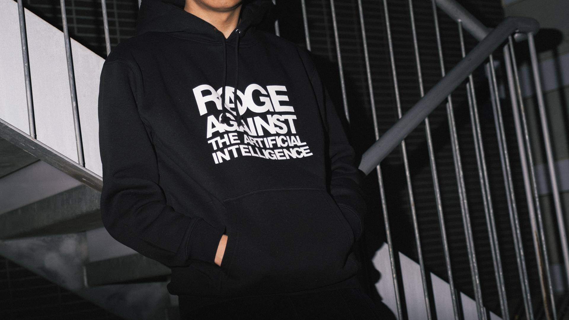 個性的なメッセージが目を引くオリジナルパーカー。これからの季節にピッタリ