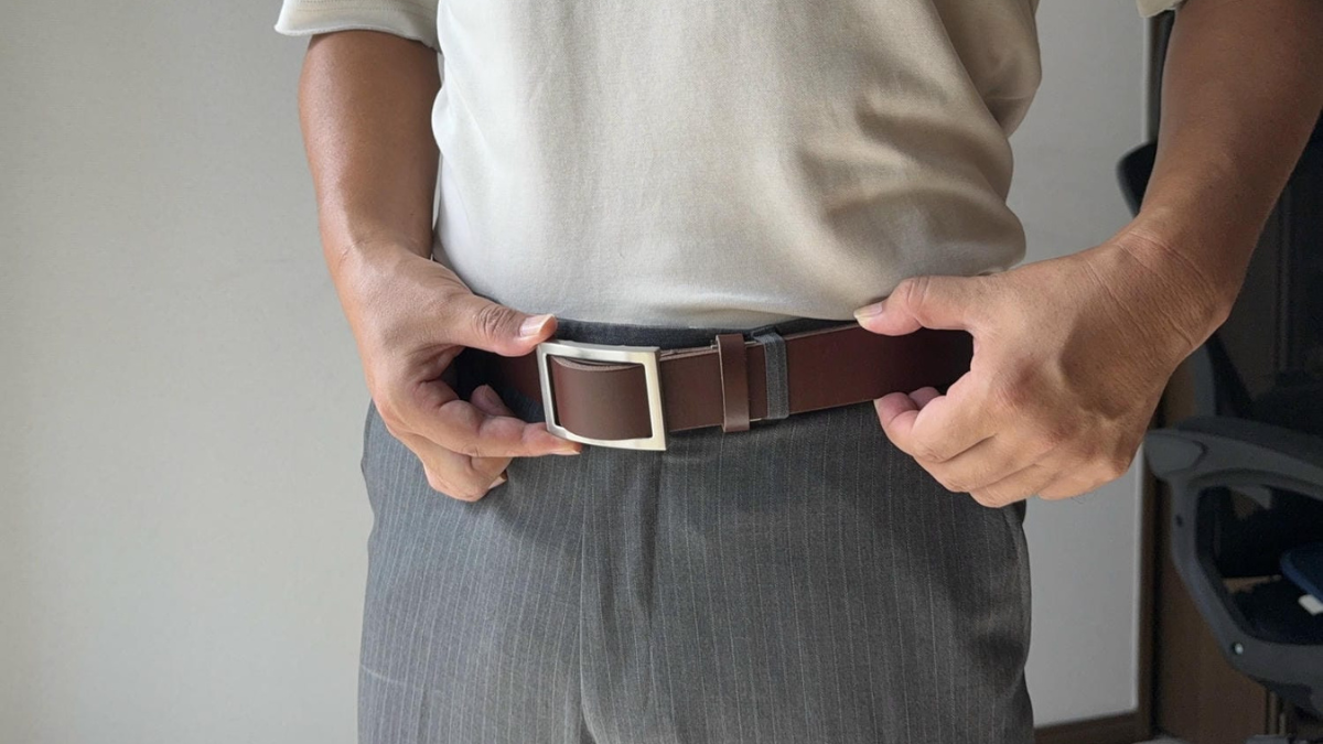 カチカチ言わない、スッと決まる。このベルトのアナログなようで未来的な無段階調整がクセになる