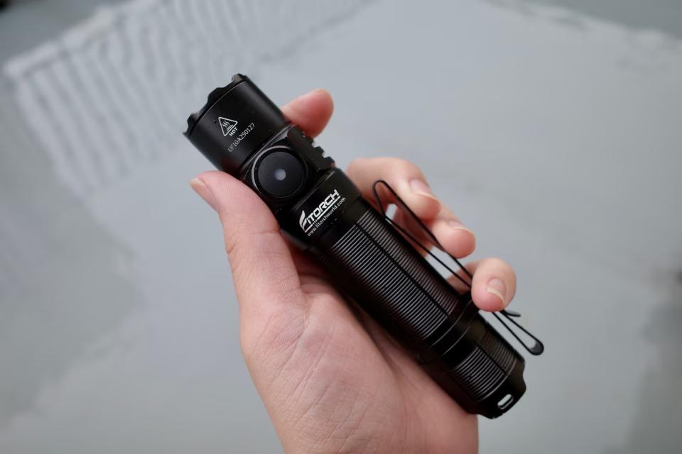 車のハイビームを超える照射範囲と、スマホの10倍以上の明るさ。これは