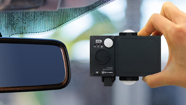 フロントガラスに貼るだけ。ソーラー充電式のドライブレコーダーなら