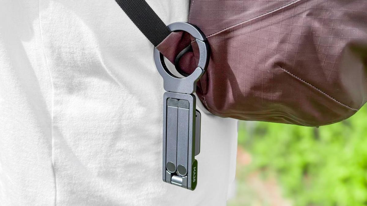 バッグにカチャッと備えよう。カラビナ付きスマホスタンドが20%オフ