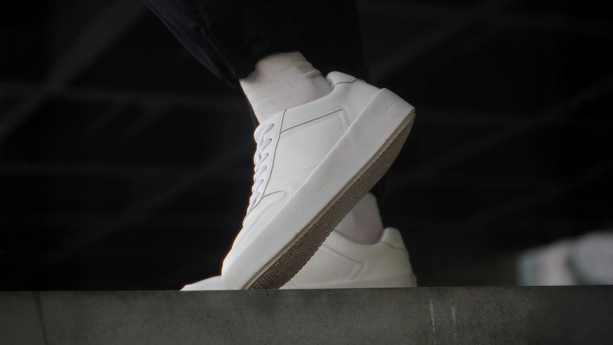 泥水塗っても拭けば元通り。着回し幅が広がる純白レザースニーカーのセールが終了間近