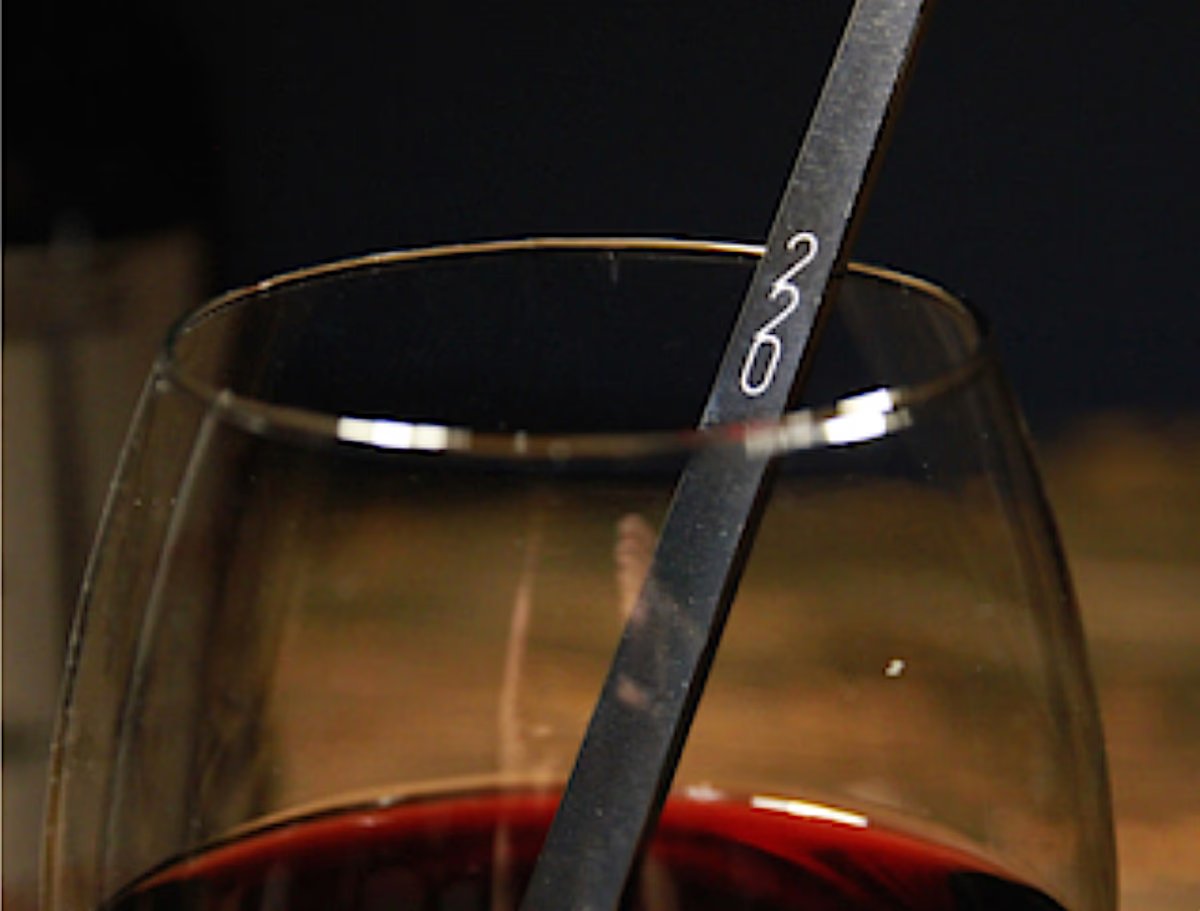 安価なワインが化けます。10秒で雑味を抑える熟成マドラーを半信半疑で使ってみたら