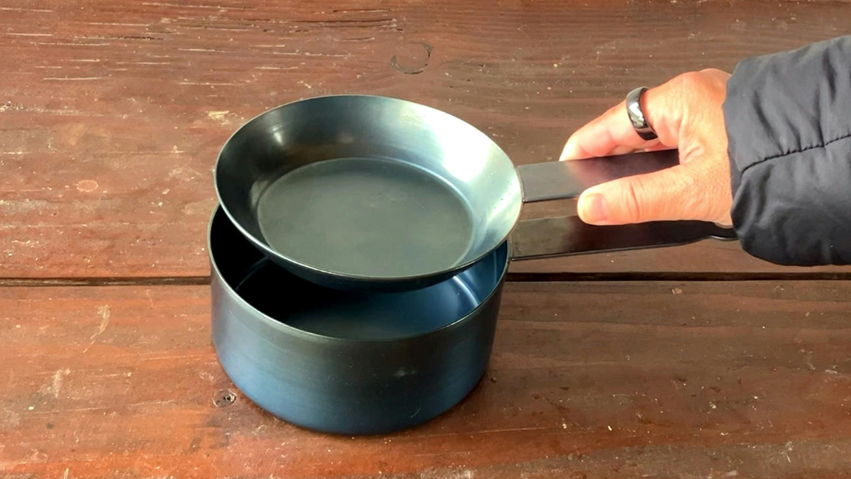 バックパックに入る相棒。焚き火もIHもいける無骨シェラパン