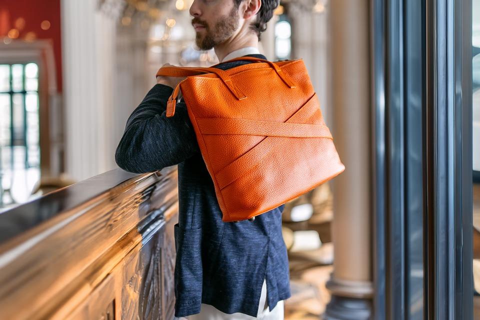 キャリーケースとの一体感がすごい。移動のストレスを解決する「着るように持つ」バッグ