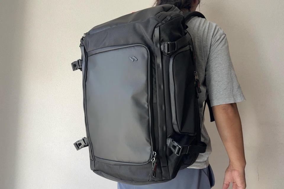 突然の雨でPCが濡れる悪夢。この「強撥水バックパック」に水をぶっかけたら、驚きの結果に