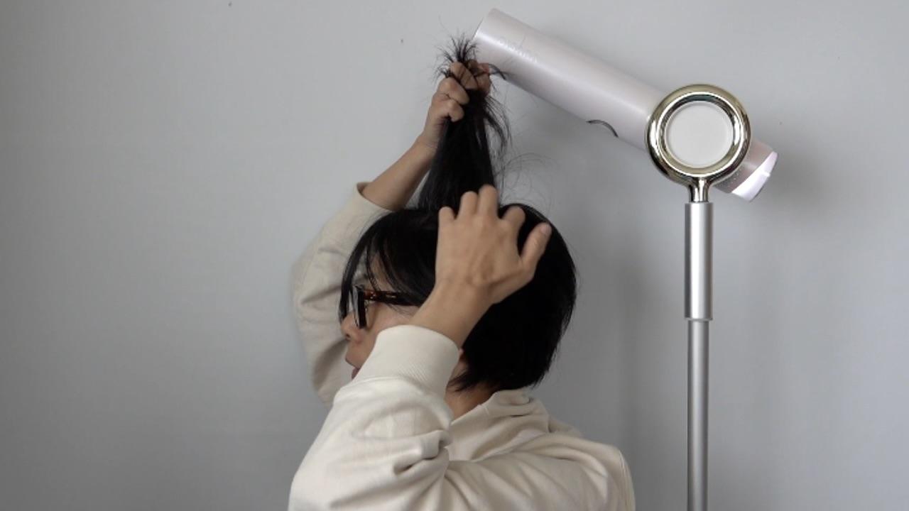 両手フリーで髪ツヤ爆上げ。スタンド式ドライヤーBISARA PROがセール