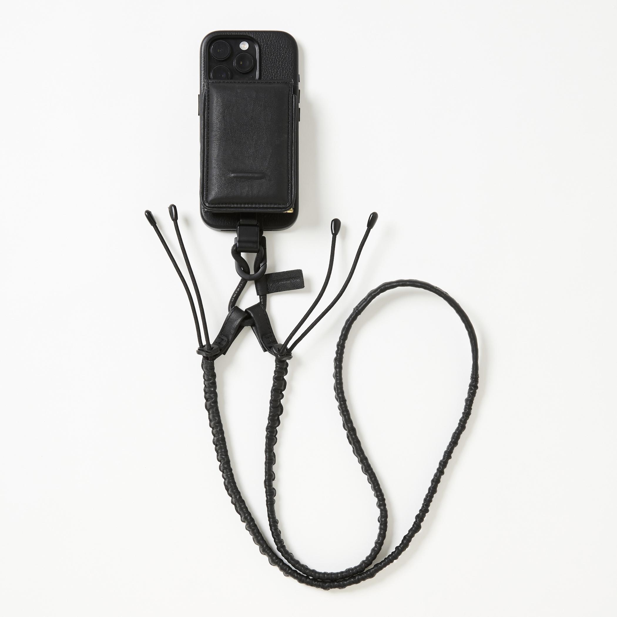 iPhoneアクセサリー mom iPhoneも財布もまとめて。革アクセサリでスマートに肩掛け