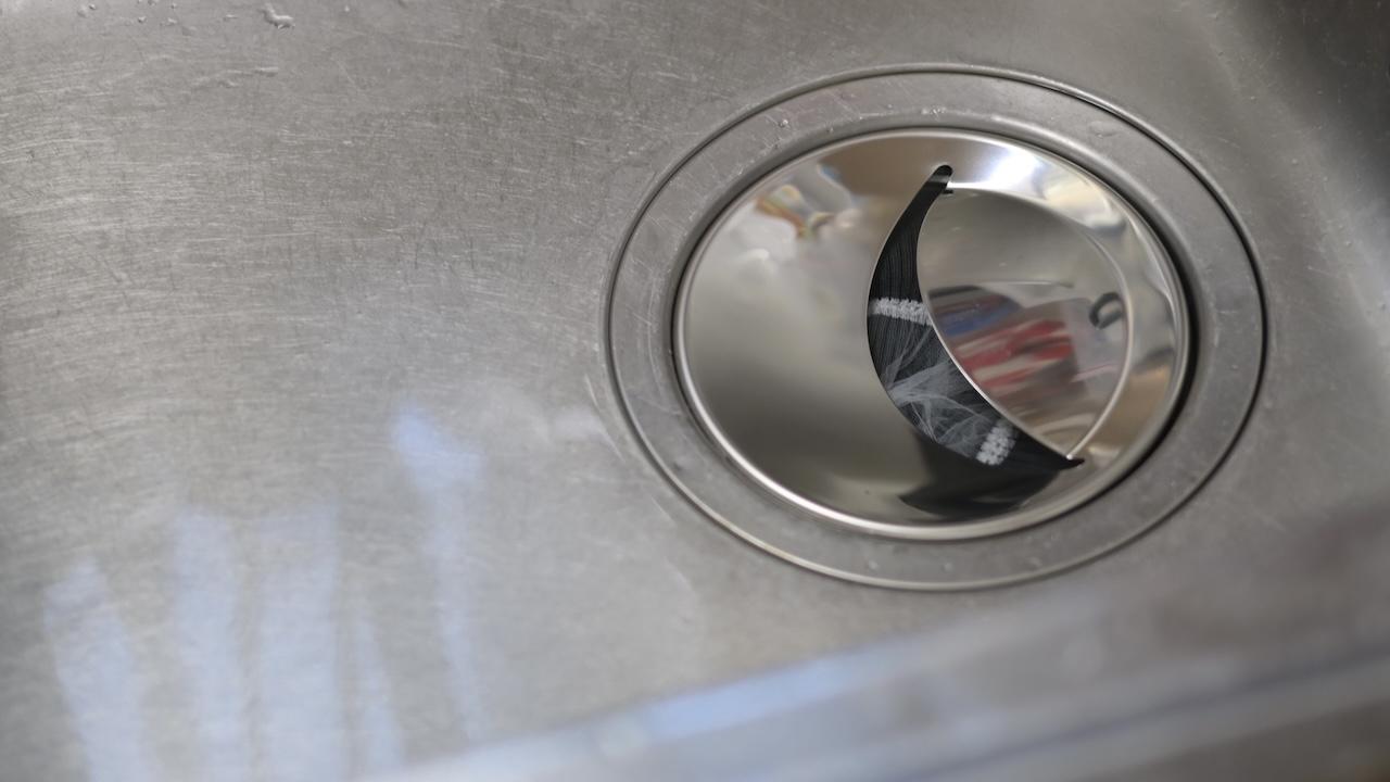 たったこれだけ。シンクのいや〜な臭いを撲滅できる排水口プレート