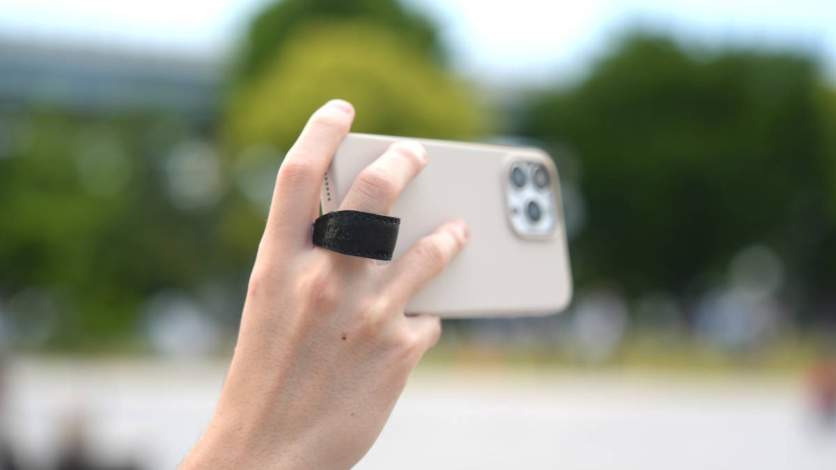 スマホの「握り疲れ」、もうやめませんか? 身体の専門家が教える「吊るす」新発想で指も姿勢もラクになる