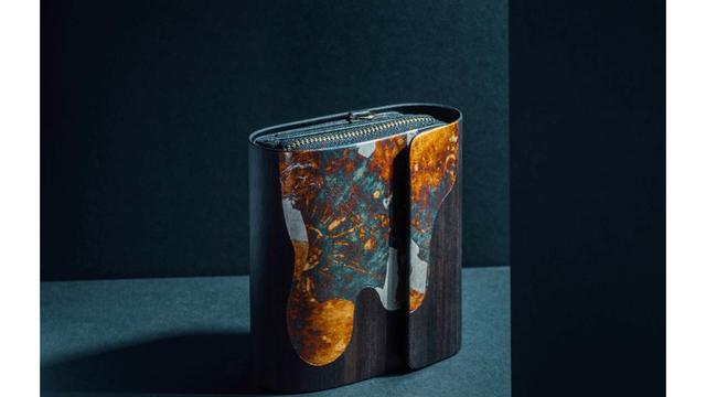 まるでアート。ブライアン・イーノ制作の妖しく光るレコードプレーヤー