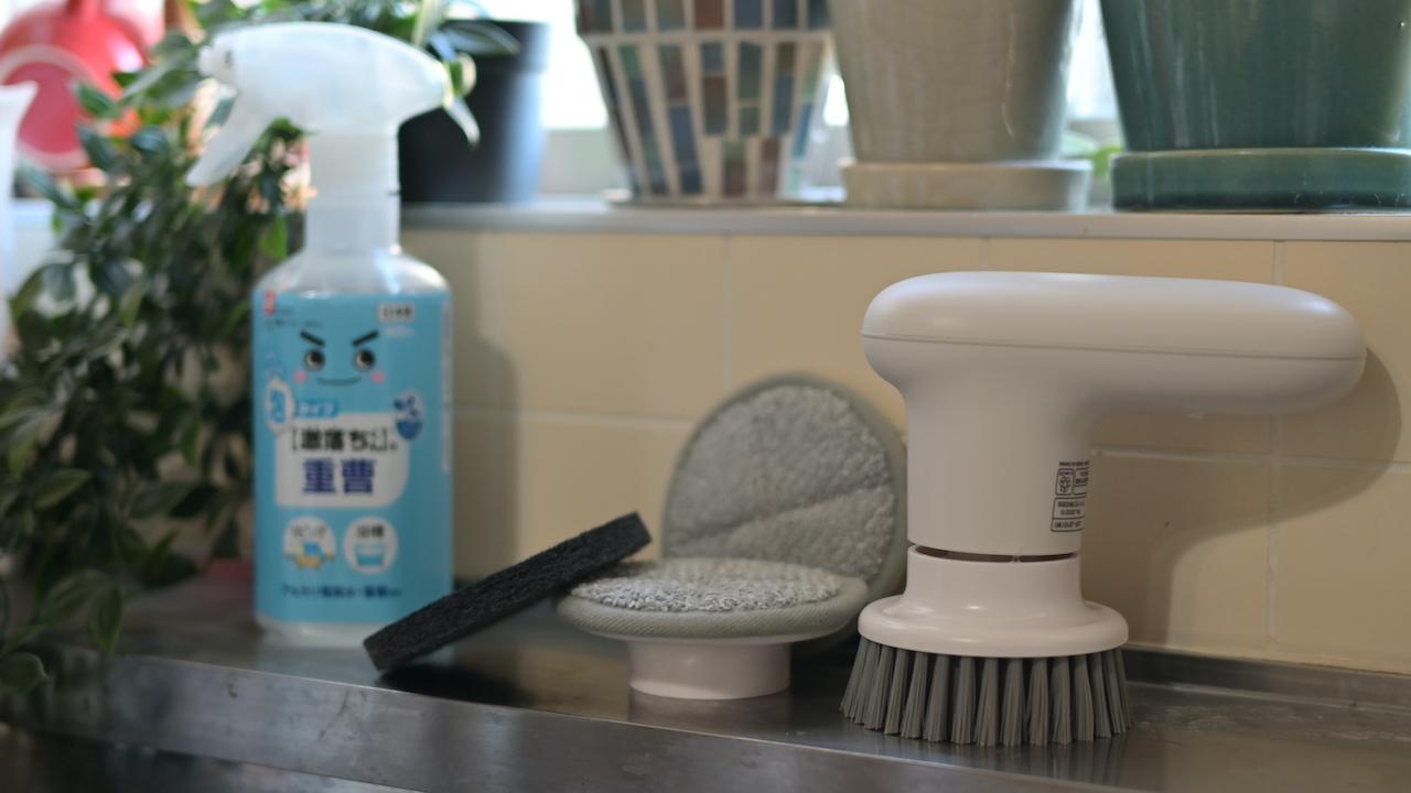 汚れにそっと当てるだけ。激落ちくんとコラボした電動ブラシ