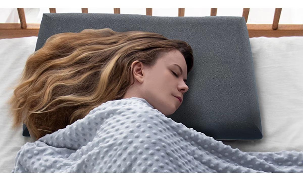 適当に使ってた枕を今すぐ買い替えたくなる。NASA開発素材の3D無重力枕で、睡眠時間に投資しよう