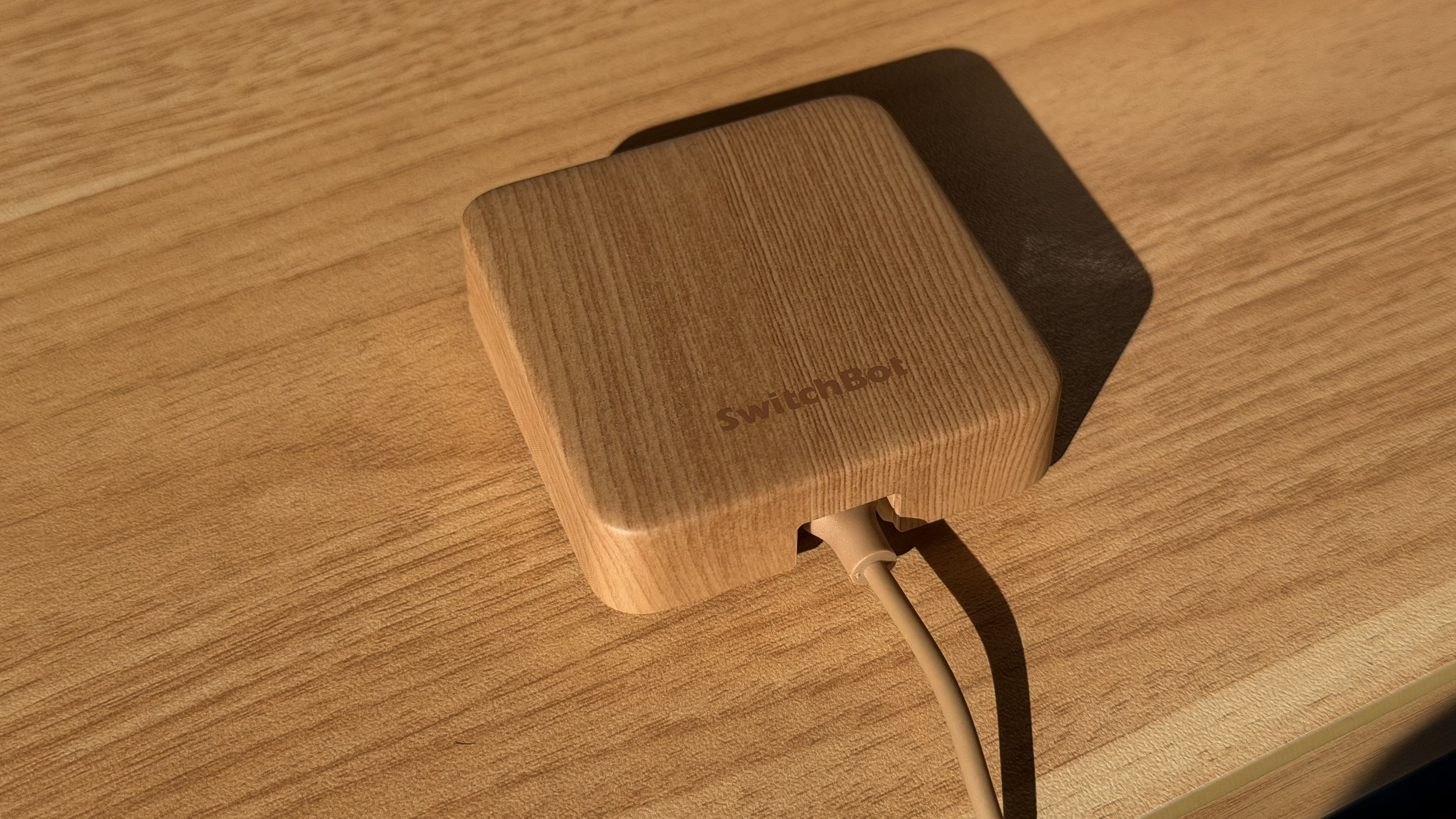 ベッドから一歩も動かず家電オフ。SwitchBotのハブミニでスマートホーム化