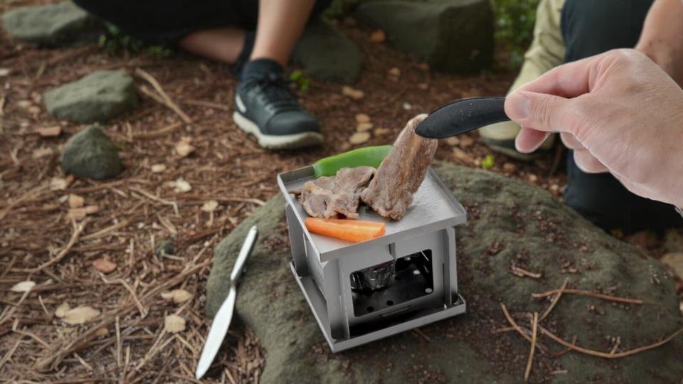 スマホとほぼ同じサイズ。 ｢燕三条｣の技術が詰まった 純チタン製コンロ