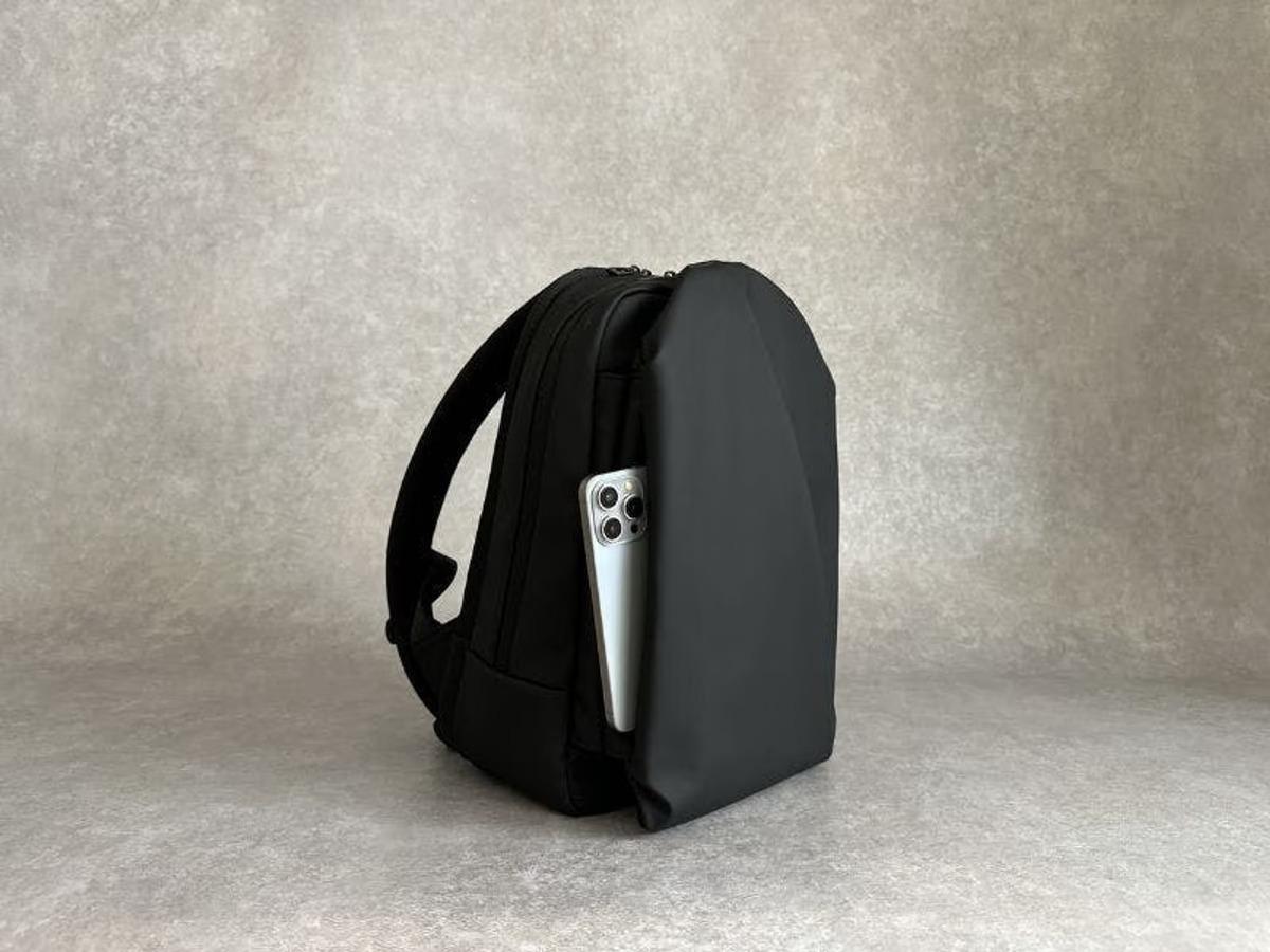 14インチPCを持ち歩く最適解。ガジェットを守って即取り出せるギミックが優秀