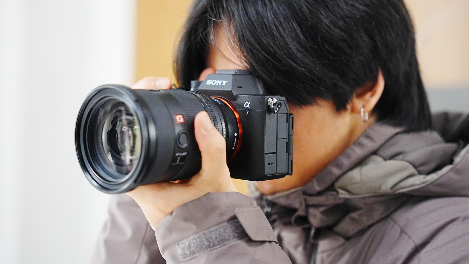 待ちに待った、定番機の進化。ソニー「α7 V」はAIが当たり前に息づくカメラ