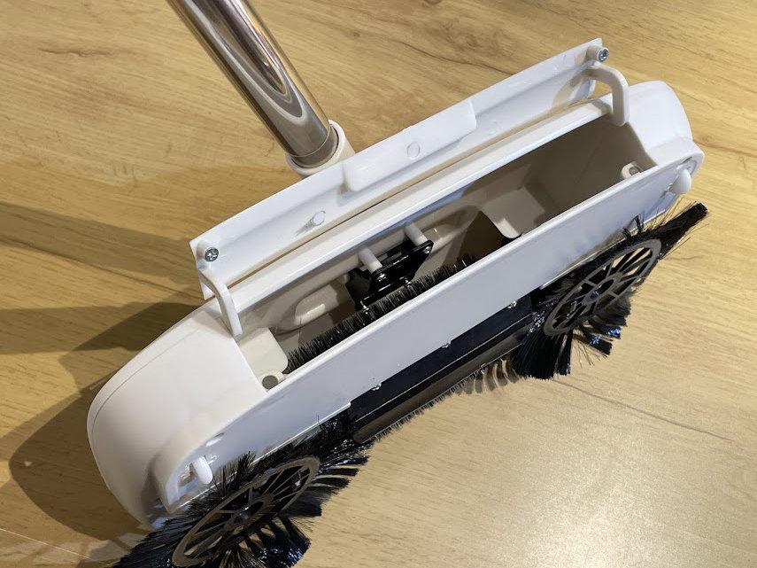 まるで小さな清掃車。3COINSの電気がいらないメカ掃除ツール