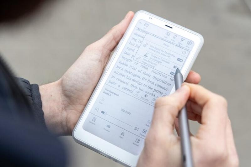 遅いし暗い…だけど読書には最高。電子リーダー「Palma 2 Pro」はかなり