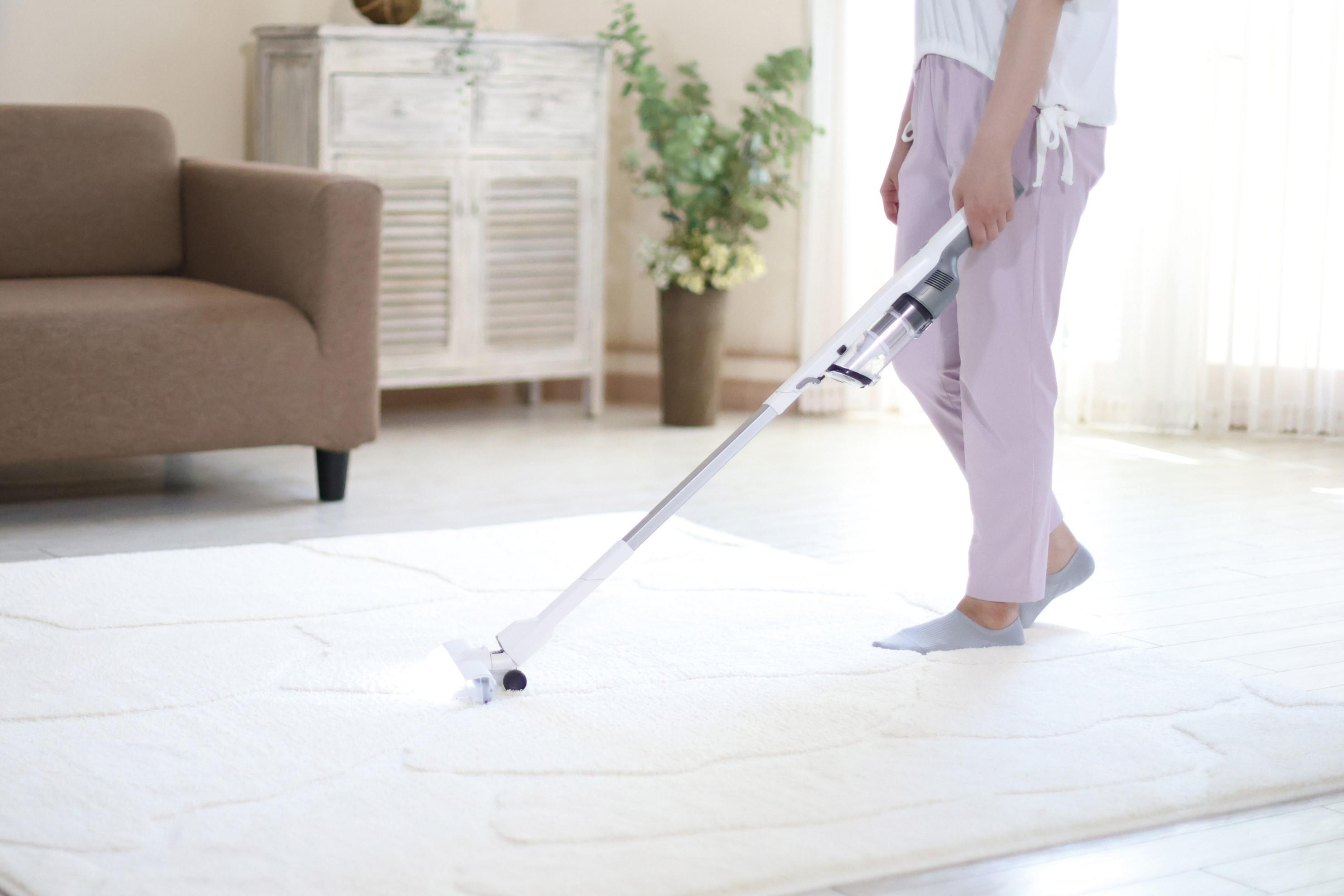 自走式で軽い！ LEDライト10個ついた“ハイスペ”ハンディー掃除機